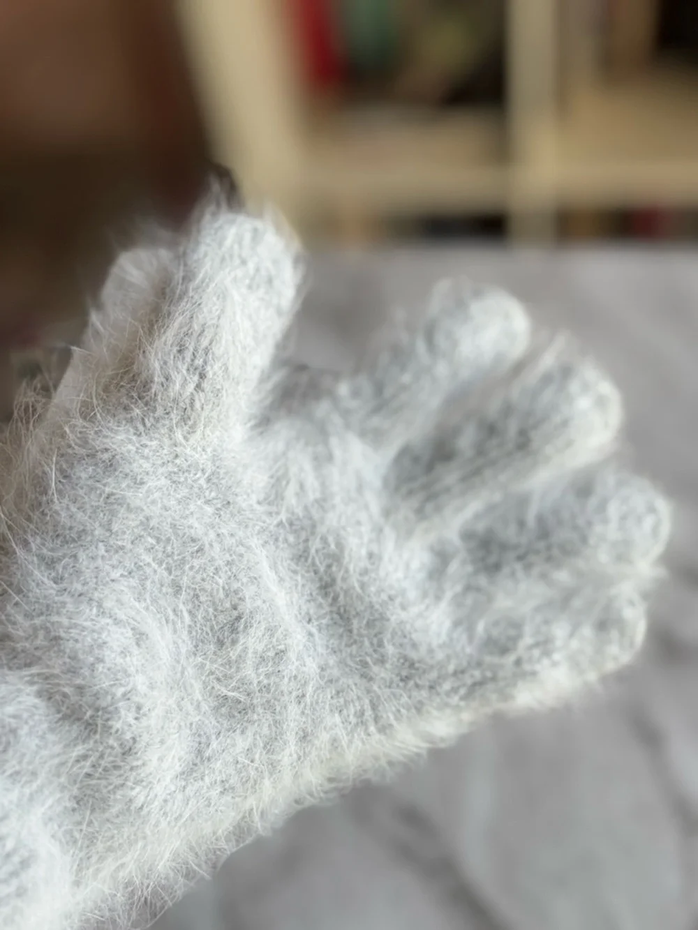 NWOT LE PETIT AGNEAU Sequin Cashmere/angora Knit Women's Gloves - Light Gray s/m